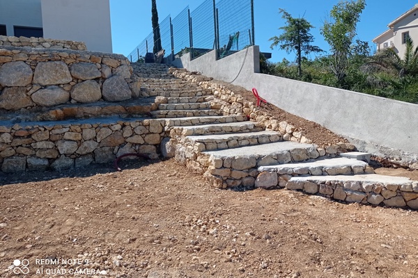Muros de Rocalla en Vallirana: Estabilidad y Estética para tu Terreno